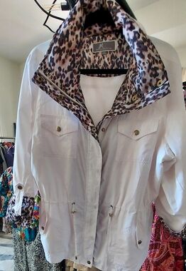 JM Collection  White Utility Jacket with Leopard Lining and Hideable Hood Sz L
